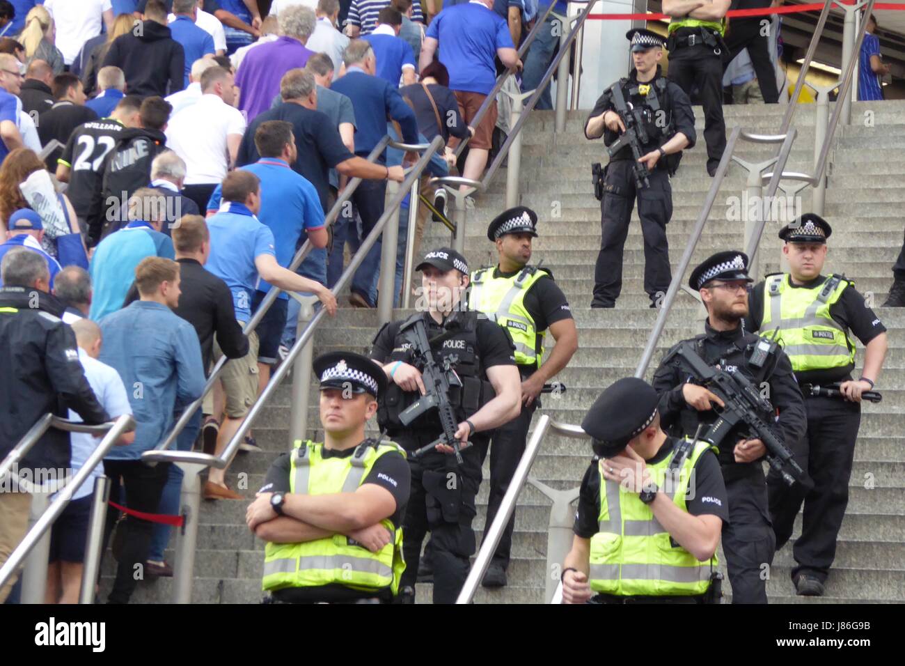 London, UK. 27. Mai 2017. Polizei und bewaffnete Wachen über FA-Cup-Finale Fans bei Wembley London Credit: Nigel Bowles/Alamy Live News Stockfoto