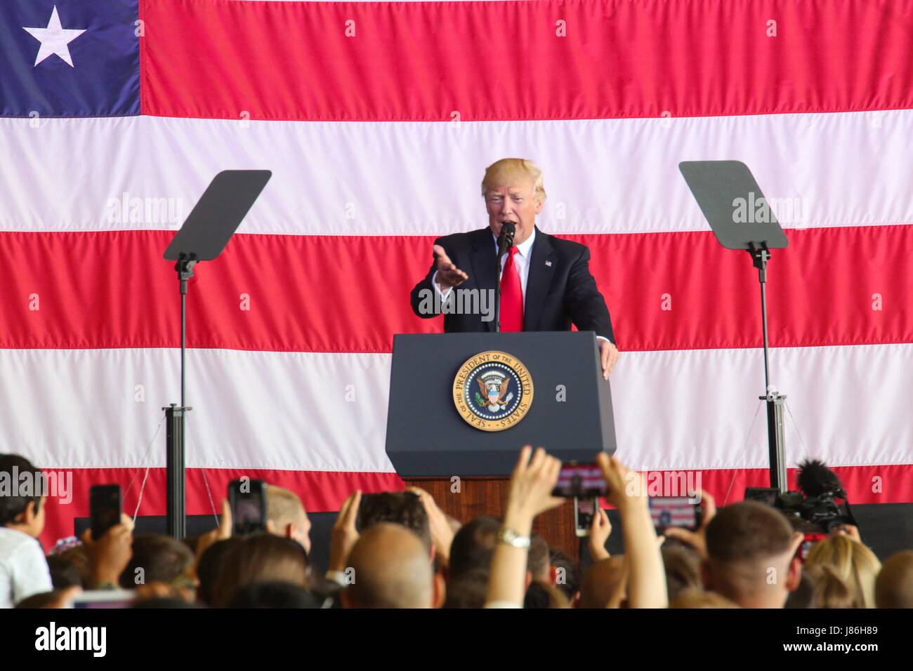 US-Präsident Donald Trump befasst sich Service-Mitglieder bei einem Zwischenstopp auf der Naval Air Station Sigonella vor der Heimreise von seiner neuntägigen Übersee-Reise 27. Mai 2017 in Sigonella, Italien. Stockfoto