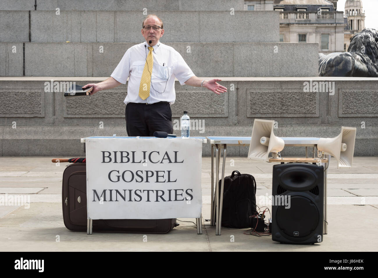 Ein Christian Straße Prediger von biblischen Evangelium Ministerien spricht am Trafalgar Square in London, UK. Stockfoto