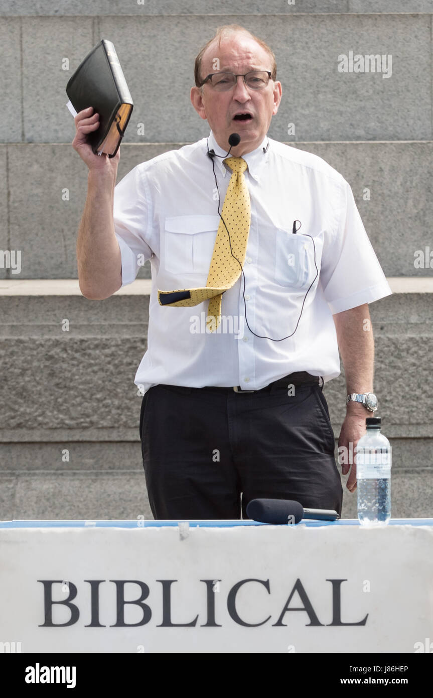 Ein Christian Straße Prediger von biblischen Evangelium Ministerien spricht am Trafalgar Square in London, UK. Stockfoto