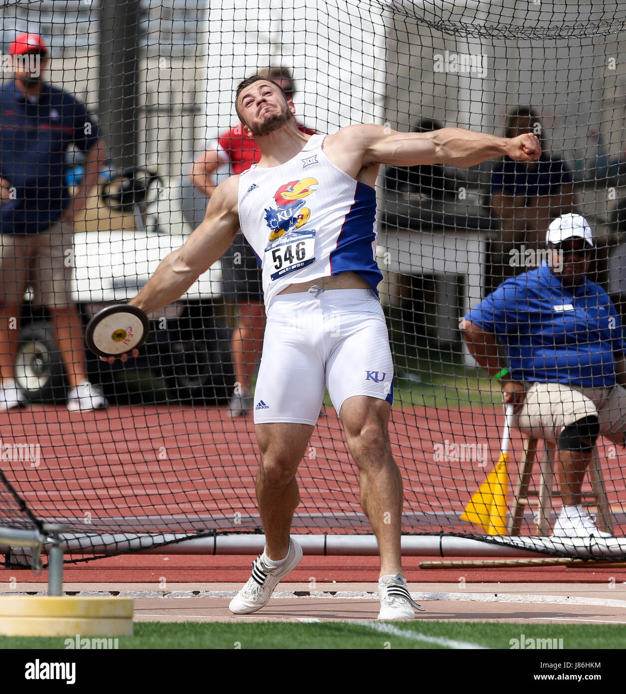 Austin, TX, USA. 27. Mai 2017. Kansas Mitchell Cooper wirft während der Diskus-Wettbewerb bei der 2017 NCAA-Outdoor-Strecke und Feld West vorläufige an der University of Texas Mike A. Myers-Stadion in Austin, TX. John Glaser/CSM/Alamy Live-Nachrichten Stockfoto