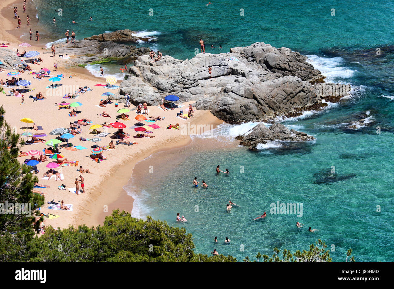 Girona, Spanien. 27. Mai 2017. Menschen schwimmen und Sonnenbaden in Cala Sa' Boadella in Lloret de Mar-Credit: Dino Geromella/Alamy Live News Stockfoto