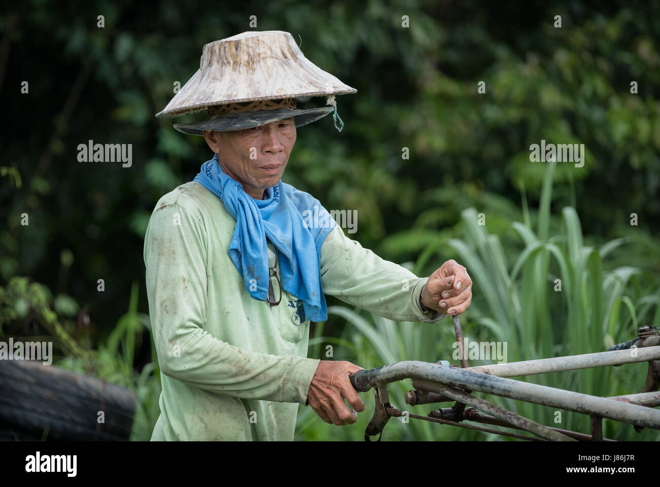 Nakhon Nayok, Thailand. 27. Mai 2017. Beginnen Sie mit dem Beginn der Regenzeit Bauern, die Reisfelder im ländlichen Thailand zu pflügen. Ein Thai Bauer pflügt die Felder mit einem Hand-Traktor in Nakhon Nayok, Thailand. Bildnachweis: Lee Craker/Alamy Live-Nachrichten Stockfoto