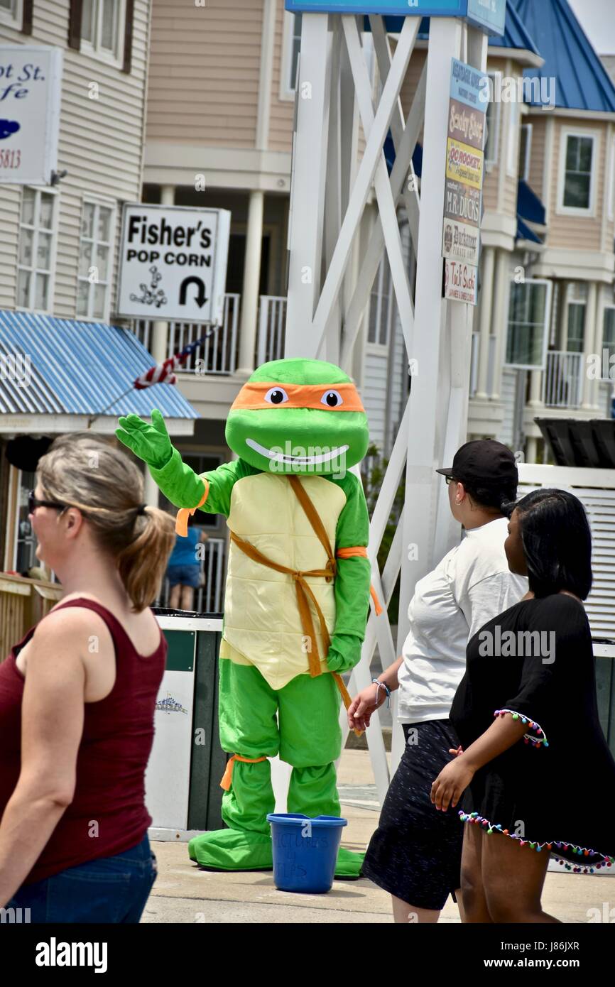 Ocean City, Maryland. 27. Mai 2017. Touristen und Urlauber, die hinunter die Promenade in Ocean City Memorial Day Wochenende mit einer Ninja Schildkröte Menschen winken. Photo Credit: Jeramey Lende/Alamy Live-Nachrichten Stockfoto