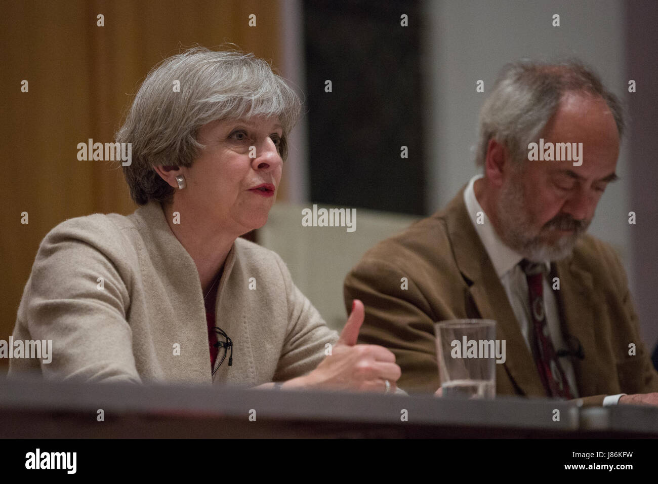 Maidenhead, UK. 27. Mai 2017. Theresa beantwortet May, Premierminister und konservativen Kandidaten eine Frage bei einer Veranstaltung von Versammlungen für den bevorstehenden Parlamentswahlen in der High Street Methodist Church. Bildnachweis: Mark Kerrison/Alamy Live-Nachrichten Stockfoto