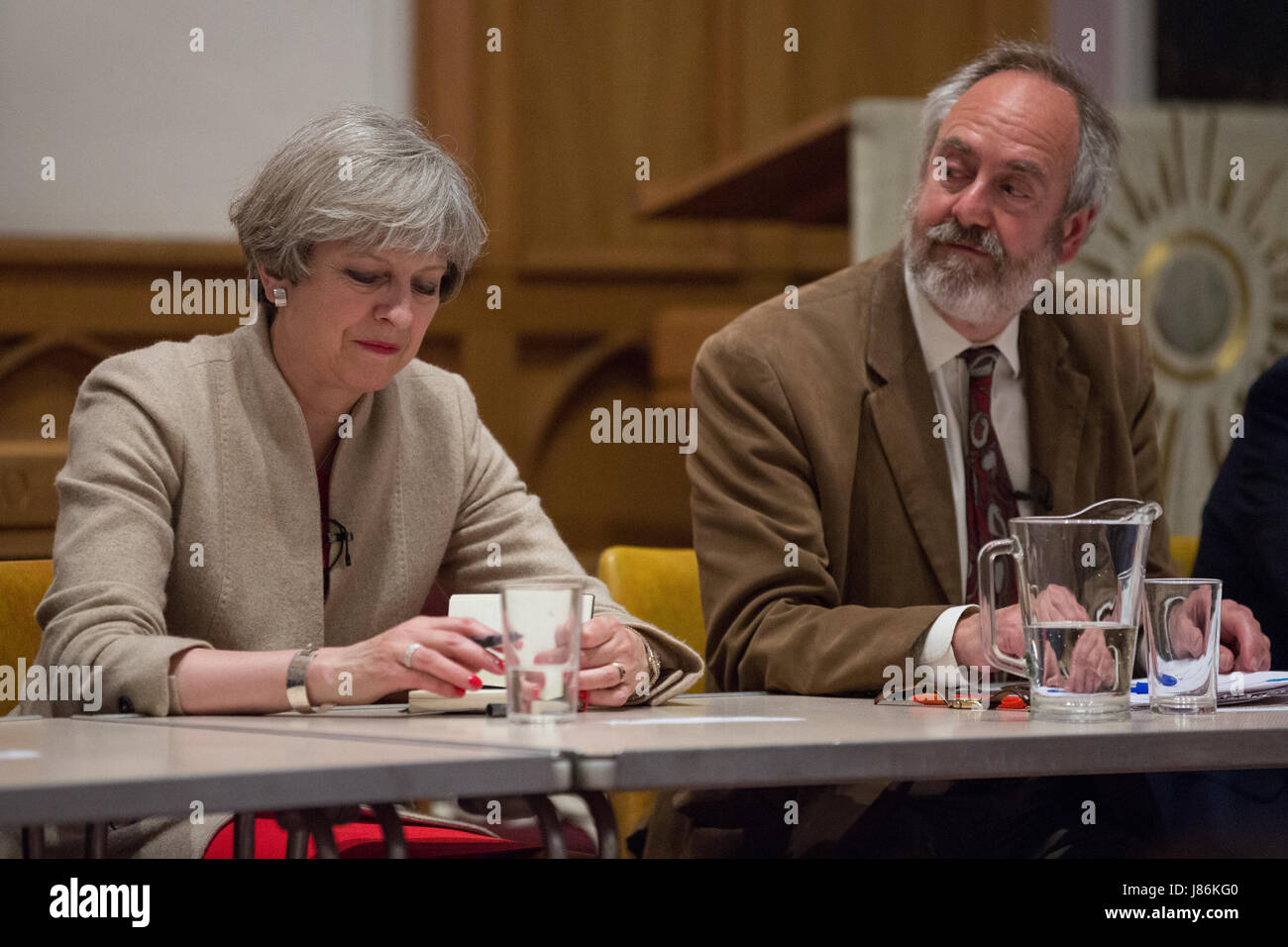 Maidenhead, UK. 27. Mai 2017. Theresa May, Premierminister und konservativen Kandidaten und Rabbiner Dr. Jonathan Romain (Host) Veranstaltung ein Versammlungen für den Maidenhead Wahlkreis für den bevorstehenden Parlamentswahlen in der High Street Methodist Church. Bildnachweis: Mark Kerrison/Alamy Live-Nachrichten Stockfoto