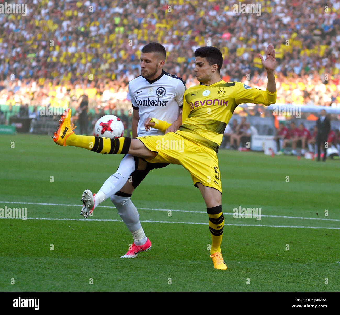 27.05.2017, Fussball DFB-Pokal 2016/17, Finale Im Olympiastadion in Berlin, Eintracht Frankfurt - Borussia Dortmund, v.li: Ante Rebic (Eintracht Frankfurt) Gegen Marc Bartra (Dortmund). Foto: Cronos/MIS Stockfoto