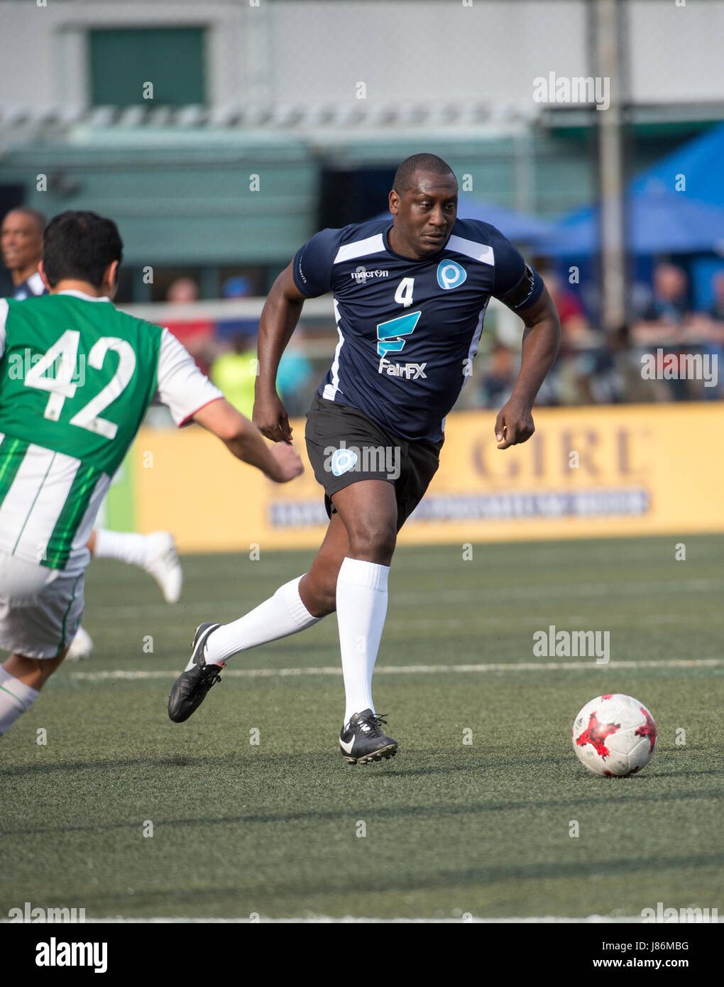 Hong Kong, China. 27. Mai 2017. Emile Heskey jagt den Ball. PlayonPros Vs KCC-Veteranen. 2017 Hong Kong Soccer Sevens an der Hong Kong Football Club Causeway Bay. Bildnachweis: Jayne Russell/Alamy Live-Nachrichten Stockfoto