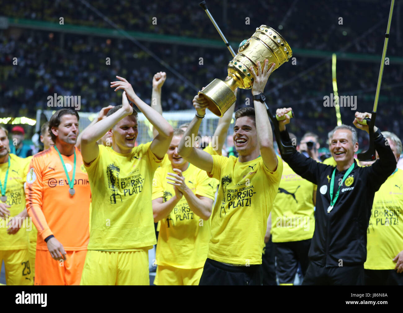 Berlin, Deutschland. 27. Mai 2017. Verletzte Spieler in Dortmund Julian Weigl (C) feiert mit seinen Teamkollegen, wie sie für eine Gruppe Pictue nach dem Deutsch-DFB-Pokal Finale Fußballspiel zwischen Eintracht Frankfurt und Borussia Dortmund im Olympiastadion in Berlin, Deutschland, 27. Mai 2017 darstellen. Foto: Jan Woitas/Dpa-Zentralbild/Dpa/Alamy Live News Stockfoto