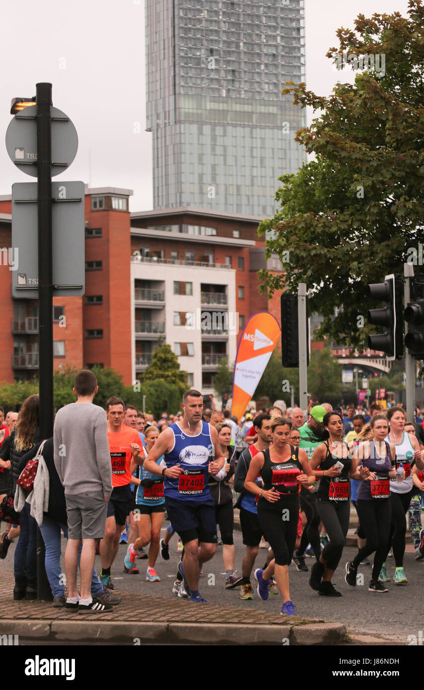 Manchester, Großbritannien. 28.. Mai 2017. Die Läufer beim Halbmarathon im Great Manchester laufen am Ende von Deansgate Manchester. Hinten der Beetham Tower. Bildquelle: GARY ROBERTS/Alamy Live News Stockfoto