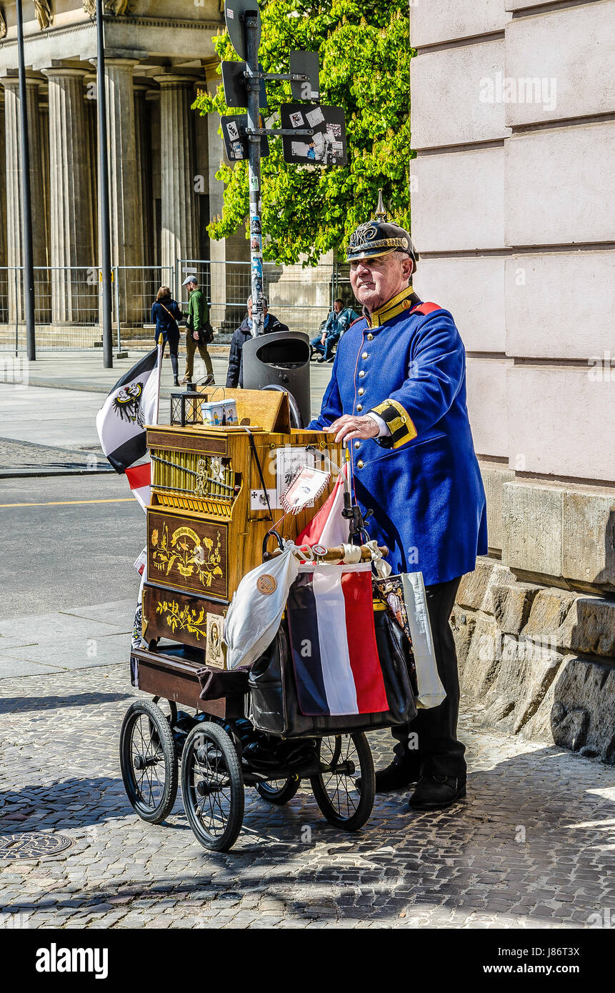 Was für eine nostalgische Begegnung mit einem Berliner Straßenmusiker in Preußischer Uniform vor dem Deutschen Historischen Museum. Stockfoto