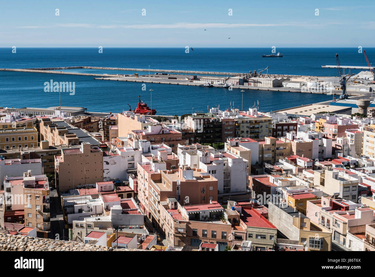 Almeria, Spanien - 20 Mai: Blick von der Festung von maurischen Häusern und Gebäuden entlang der Hafen von Almeria, Andalusien, Spanien Stockfoto