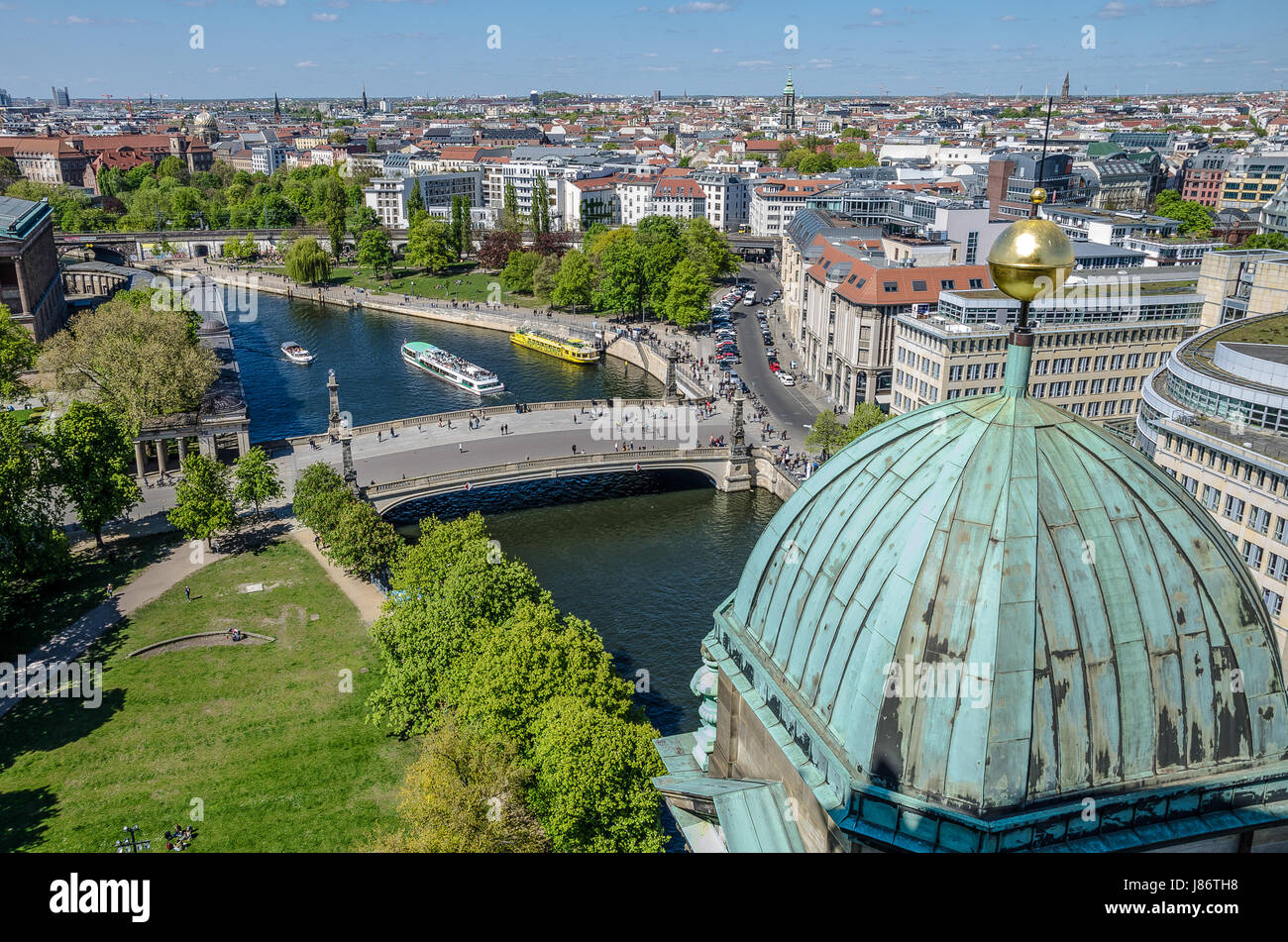 Der Berliner Dom ist die größte Kirche in der Stadt und es dient als ein wichtiges Zentrum für