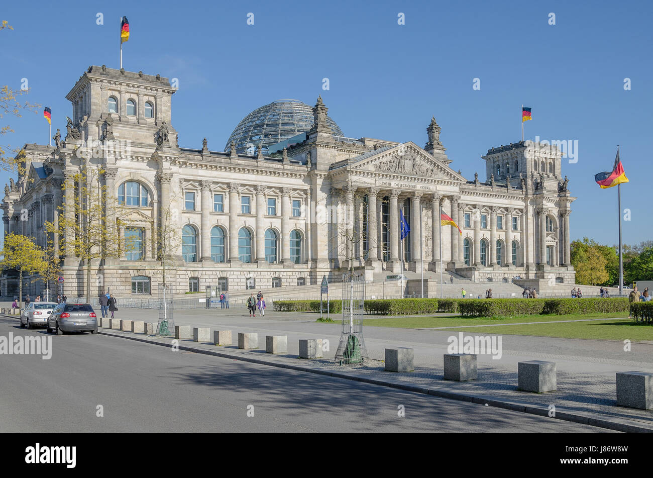 Das Reichstagsgebäude mit der berühmten Glaskuppel ist eines der meistbesuchten Sehenswürdigkeiten in Berlin. Es ist Sitz des Deutschen Bundestages. Stockfoto