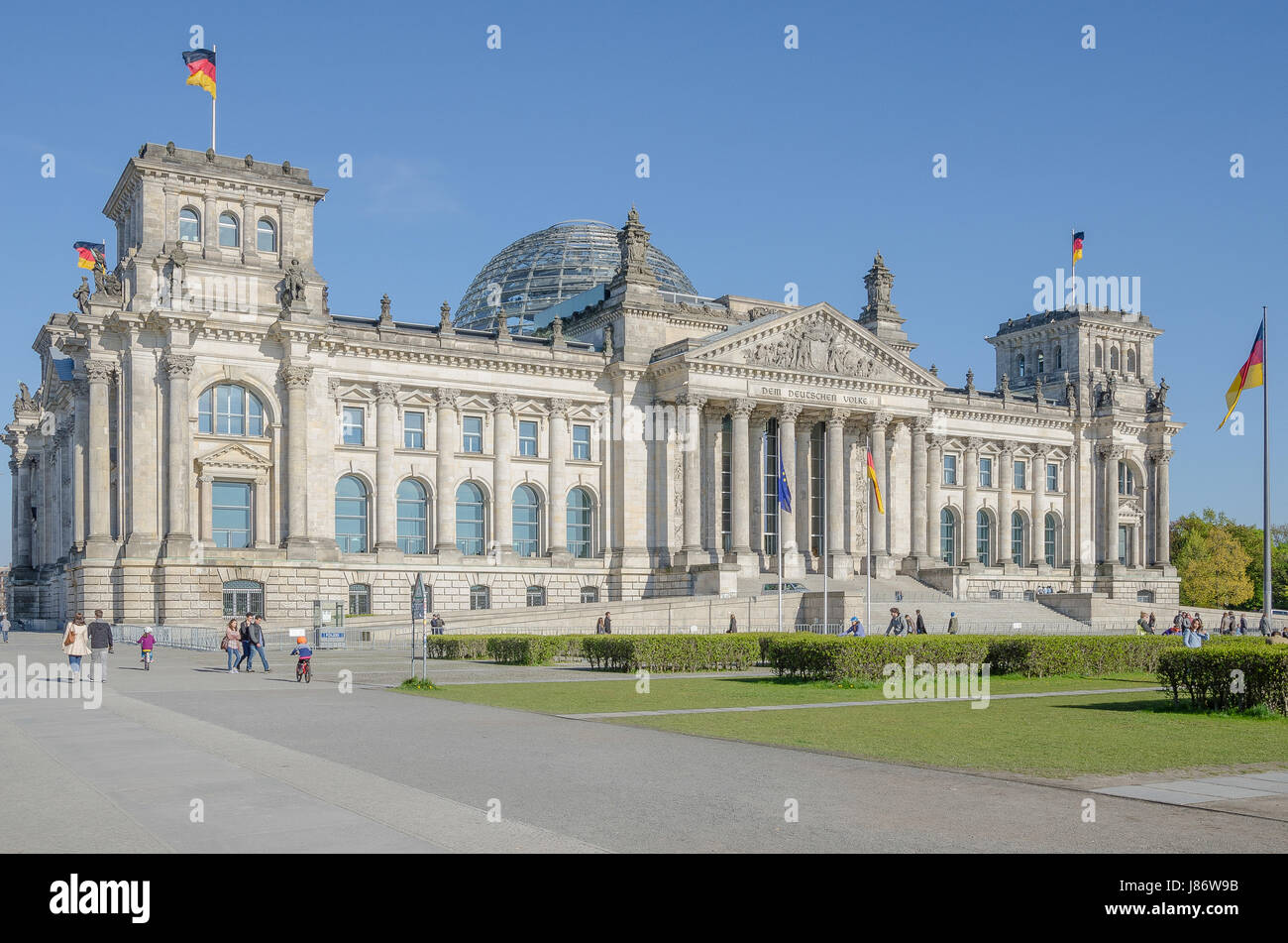 Das Reichstagsgebäude mit der berühmten Glaskuppel ist eines der meistbesuchten Sehenswürdigkeiten in Berlin. Es ist Sitz des Deutschen Bundestages. Stockfoto