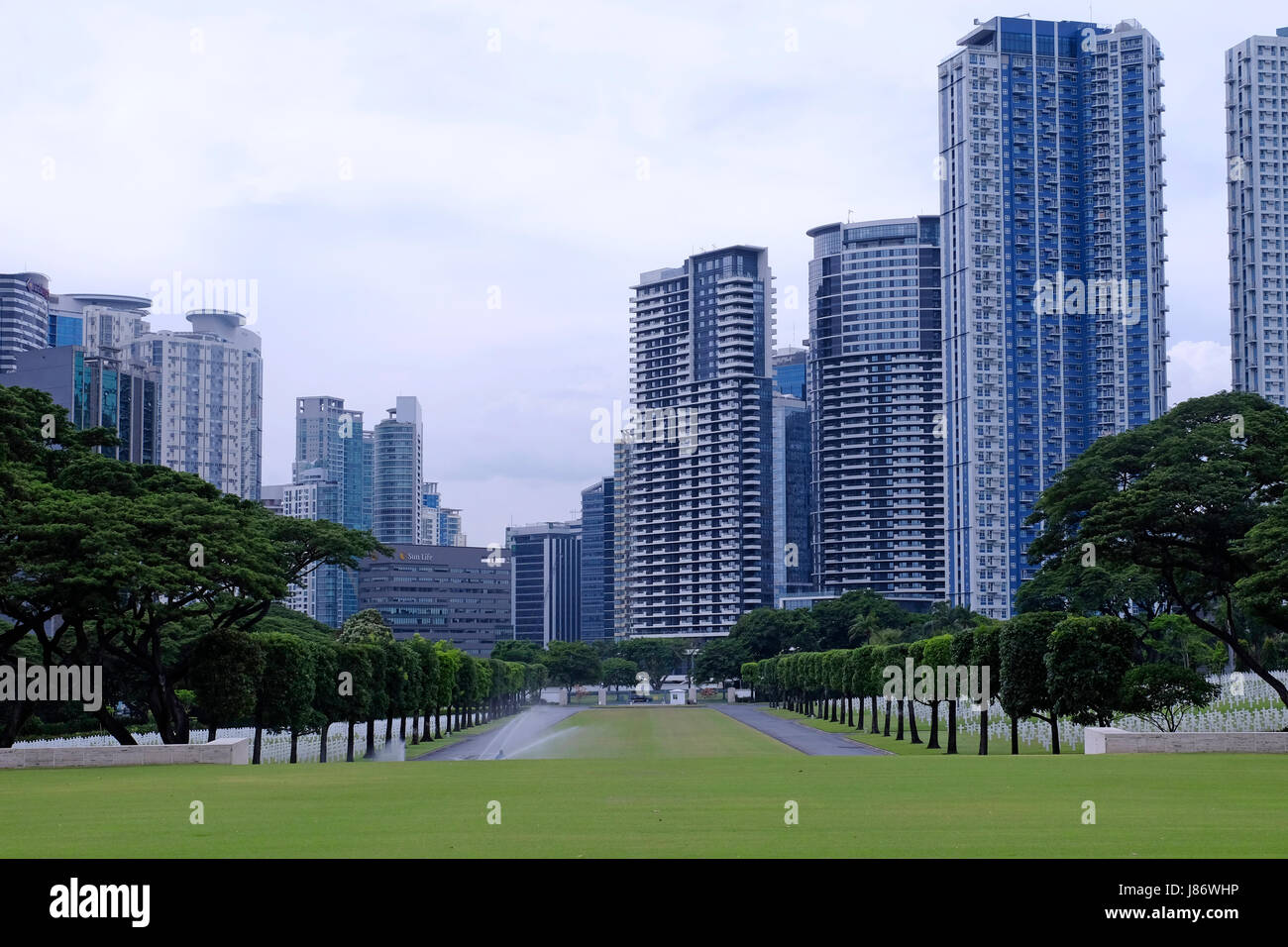 Blick auf moderne Gebäude in ganz Manila American Cemetery und Mahnmal, das die größte Anzahl der Gräber von jedem Friedhof für US-Soldaten während des zweiten Weltkriegs getötet hat und hält Krieg tot aus den Philippinen und anderen Verbündeten Nationen befindet sich in Fort Bonifacio, innerhalb der Grenzen des ehemaligen Fort William McKinley in der Stadt von Manila Hauptstadt der Philippinen Stockfoto