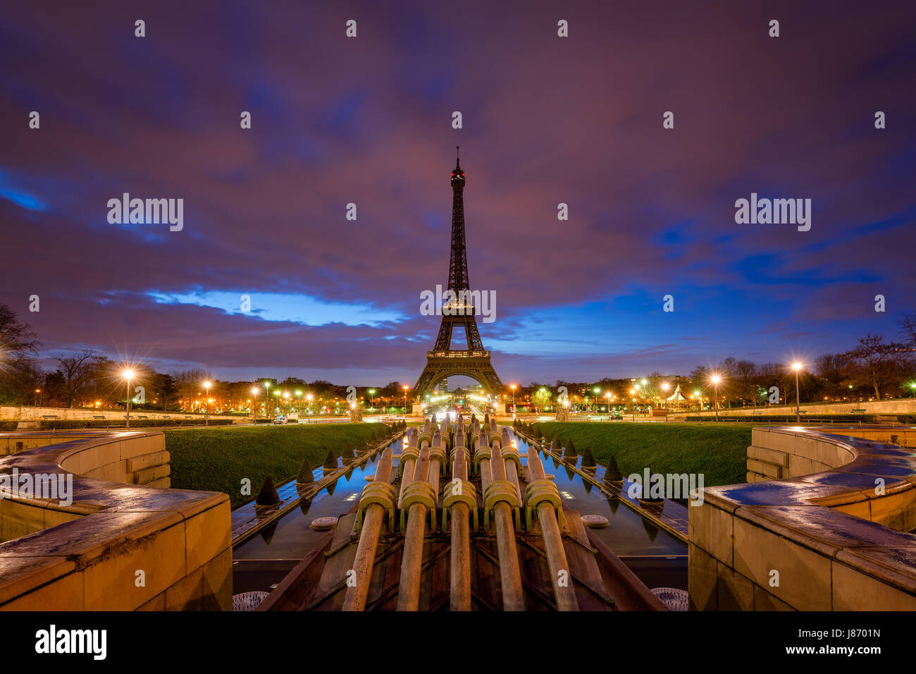 Eiffelturm in der Morgendämmerung mit Wolken und Citylights von Trocadero, Paris, Frankreich Stockfoto