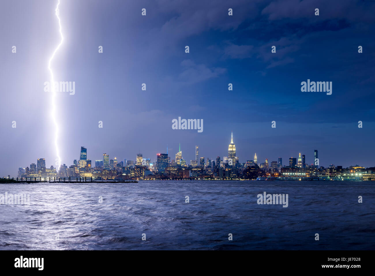 Blitzschlag Midtown New York Wolkenkratzer in der Nacht. Stürmischer Himmel über Manhattan vom Hudson River Stockfoto