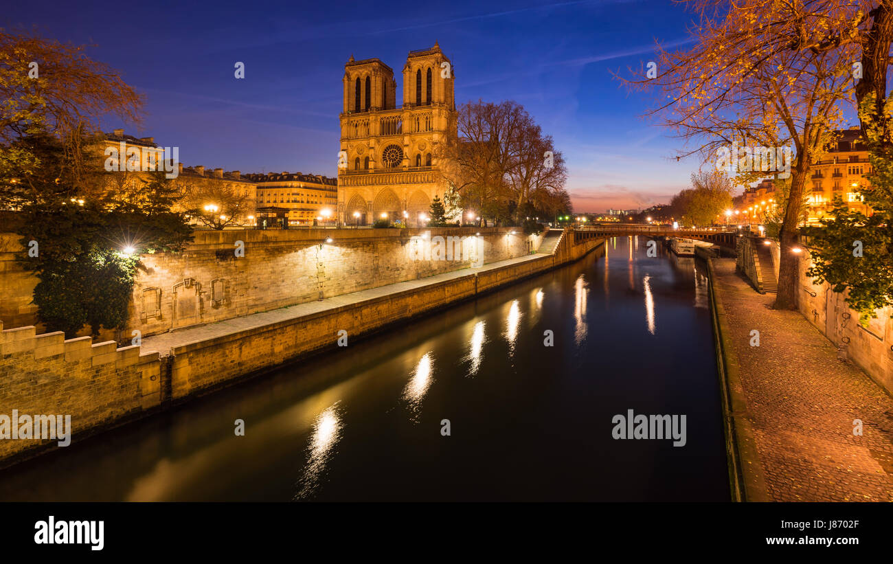 Notre Dame de Paris Kathedrale auf Île De La Cité in der Morgendämmerung mit dem Fluss Seine. Tagesanbruch im 4. Arrondissement, Paris, Frankreich Stockfoto