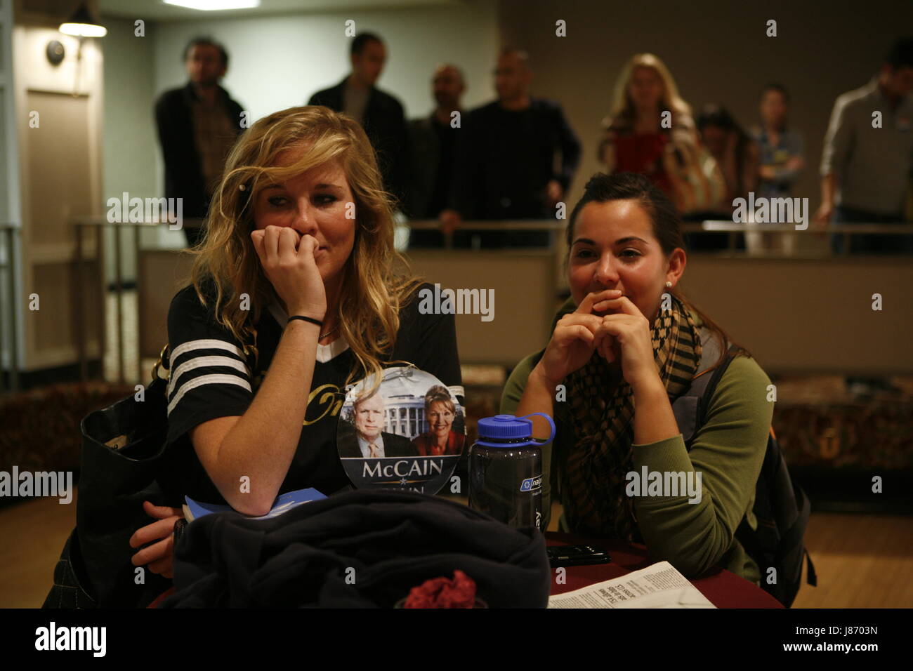 Indiana University Studenten, wie Caitlin O'Hara, links, und Betsy Sears auf sie zu reagieren scheint, John McCain die Präsidentschaftswahlen verlieren wird. Stockfoto