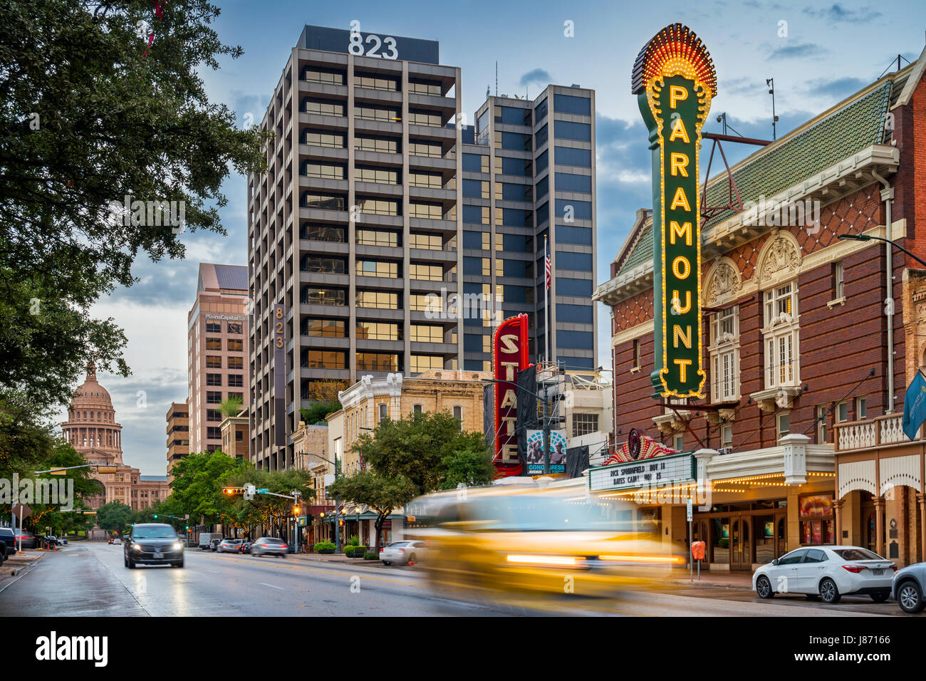 Autos fahren auf der Congress Avenue mit Theatern und Bürogebäude im Hintergrund in der Innenstadt von Austin, Texas, USA Stockfoto