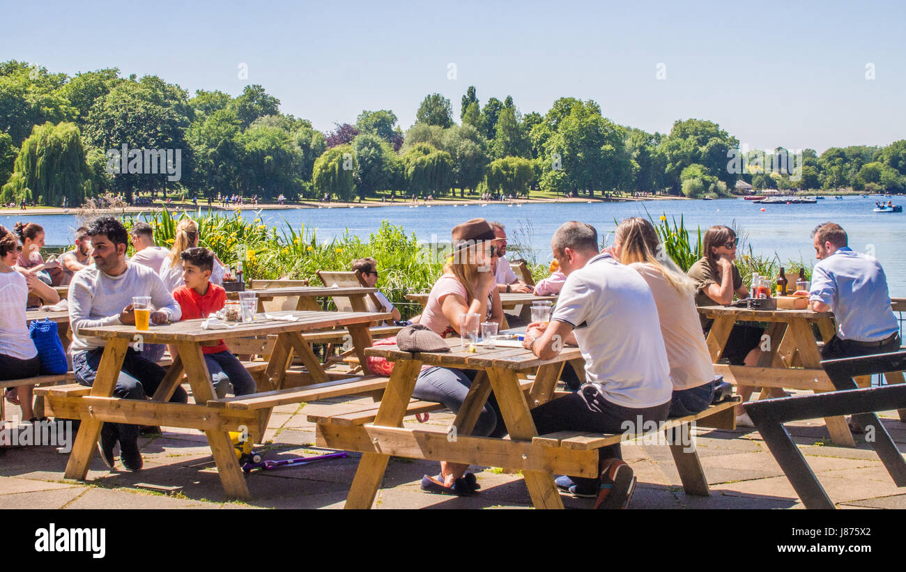 Leute sitzen in einem Restaurant im Freien durch die Serpentine Lake im Hyde Park, London Stockfoto