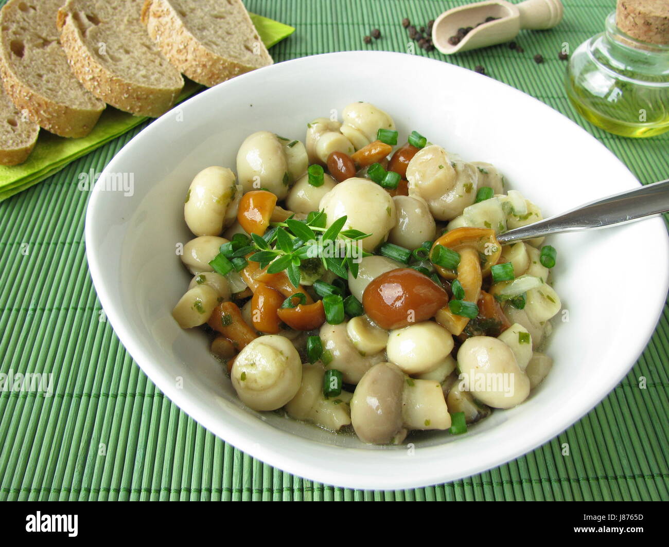 Pilzsalat mit Pilzen und stockschwmmchen Stockfotografie - Alamy