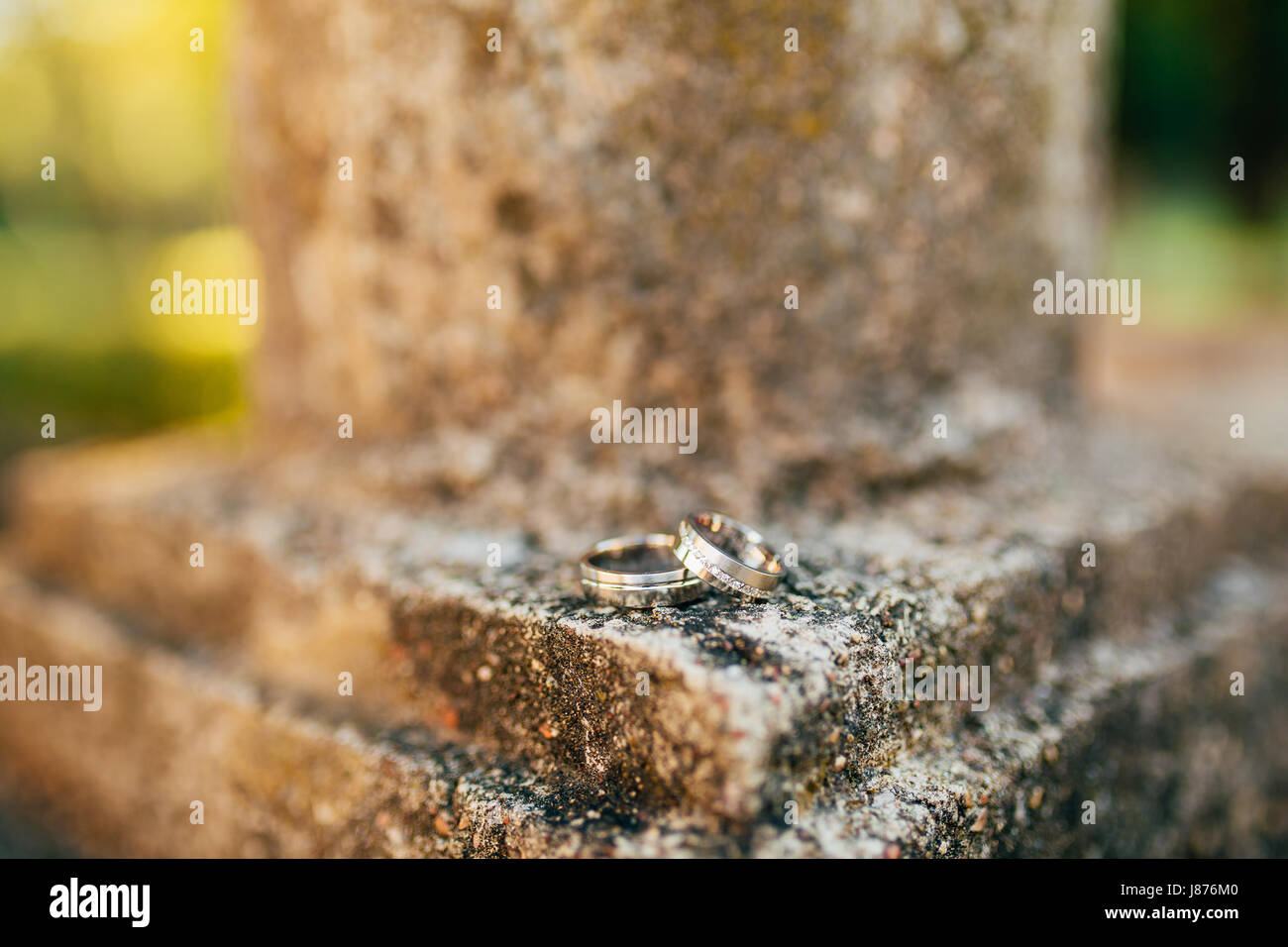 Trauringe auf der antiken Architektur aus Stein. Hochzeit Schmuck. Stockfoto