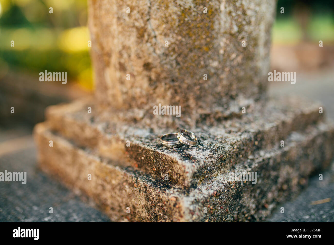 Trauringe auf der antiken Architektur aus Stein. Hochzeit Schmuck. Stockfoto
