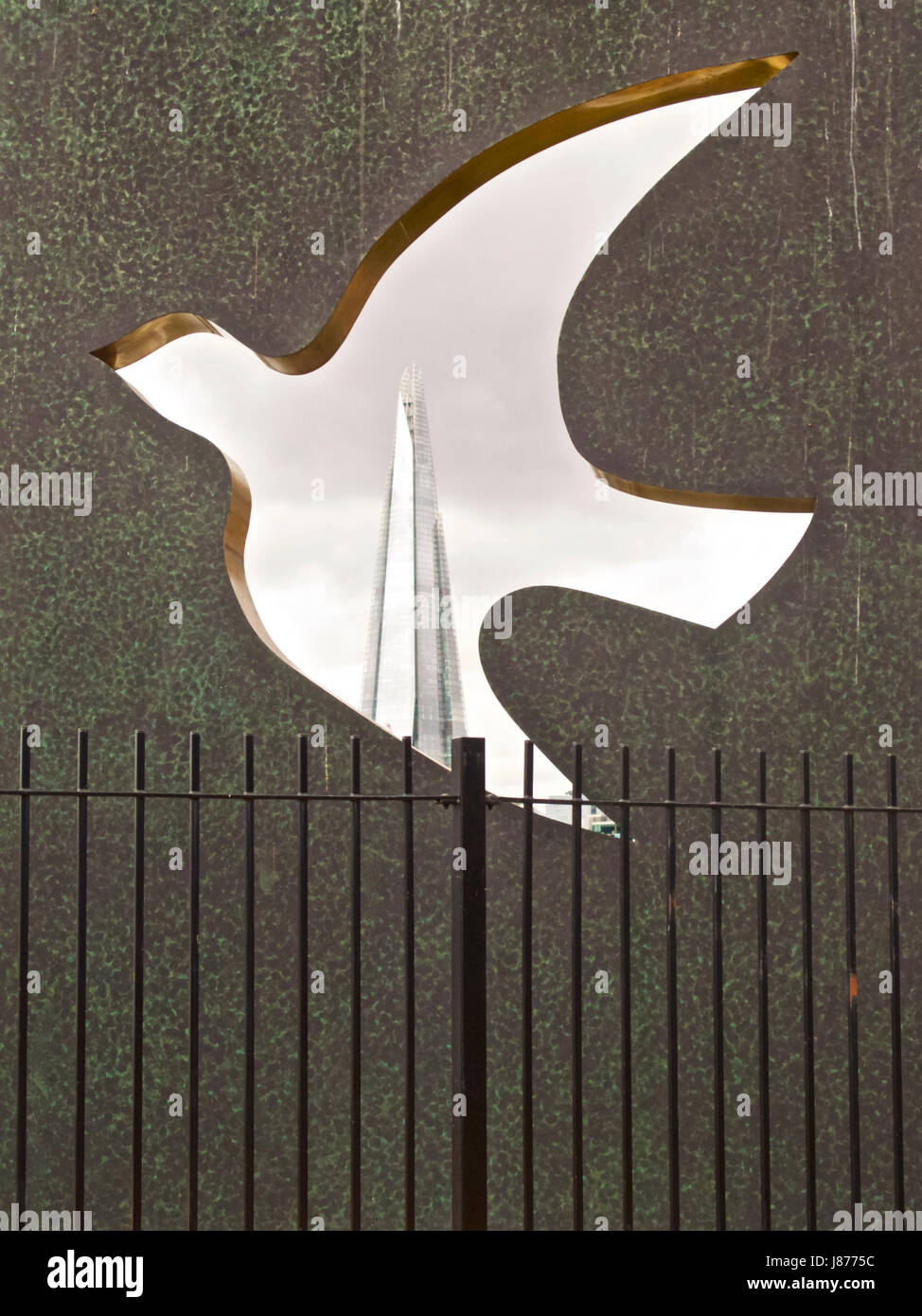 Die Scherbe durch eine Skulptur von einer Taube von Wendy Taylor CBE in der Eremitage Riverside Memorial Gardens in Wapping, East London. Stockfoto