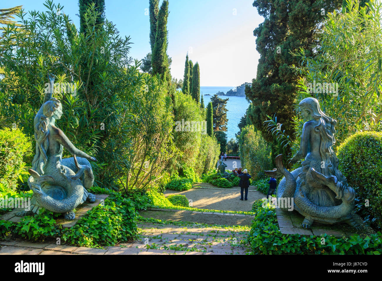 Spanien, Katalonien, Costa Brava, Lloret de Mar, Santa Clotilde Gardens, Treppe zum Meer und Sirenen durch María Llimona Stockfoto