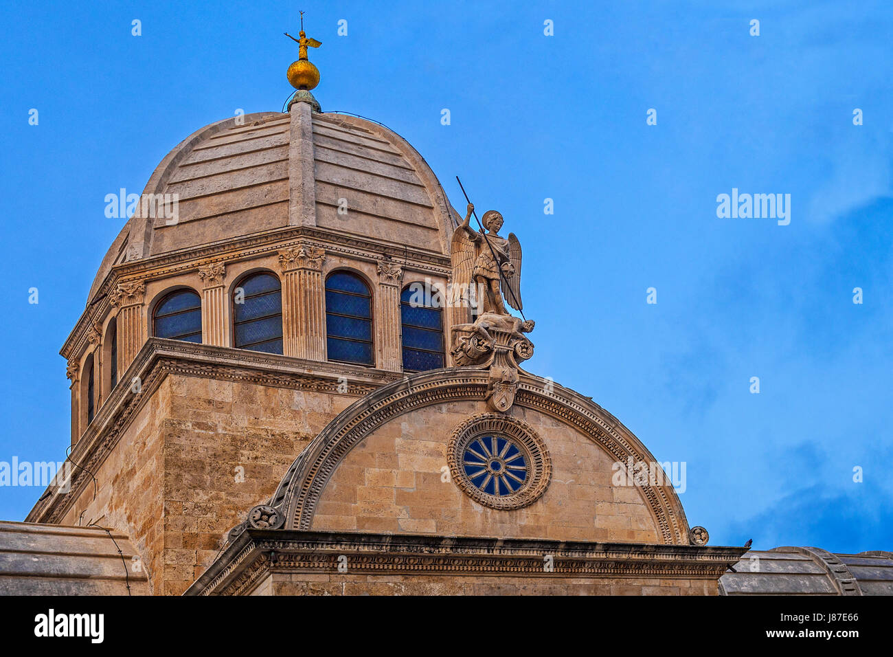 Kroatien-Dalmatien-Sibenik Kathedrale des Hl. Jakobus-Kuppel und Statue des Erzengels St. Michael Stockfoto