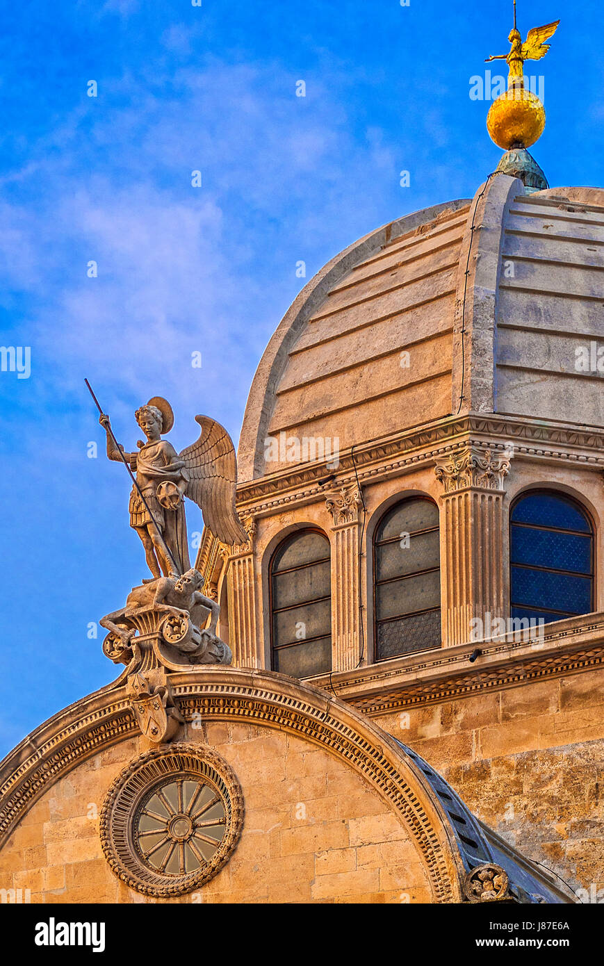 Kroatien-Dalmatien-Sibenik Kathedrale des Hl. Jakobus-Kuppel und Statue des Erzengels St. Michael Stockfoto