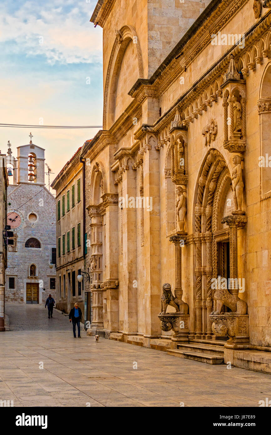 Kroatien-Dalmatien-Sibenik Kathedrale des Hl. Jakobus - Querschiff - Nordportal sagte die Löwen Stockfoto