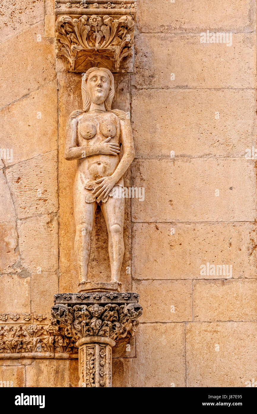 Kroatien-Dalmatien-Sibenik Kathedrale des Hl. Jakobus - Querschiff - Nordportal sagte der Löwen - Statue von Eva Stockfoto