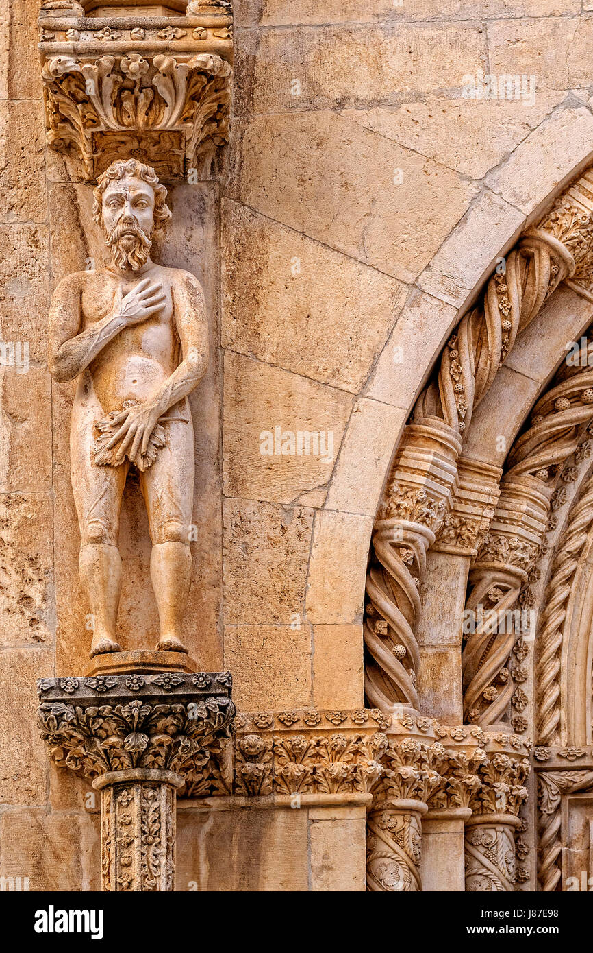Kroatien-Dalmatien-Sibenik Kathedrale des Hl. Jakobus - Querschiff - Nordportal sagte der Löwen - Statue von Adam Stockfoto
