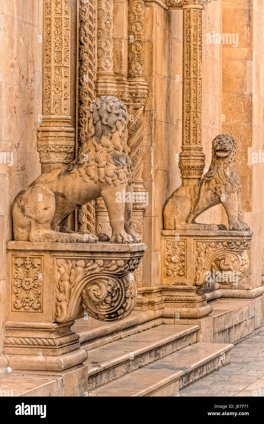 Kroatien-Dalmatien-Sibenik Kathedrale des Hl. Jakobus - Querschiff - Nordportal sagte die Löwen Stockfoto