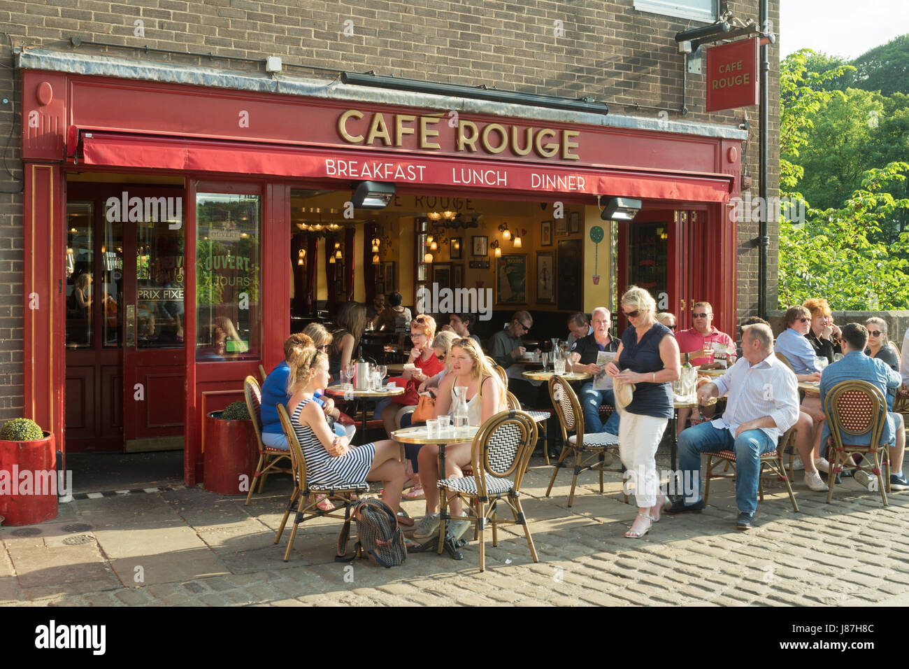 Leute sitzen außen Cafe Rouge in Durham City, England, UK Stockfoto