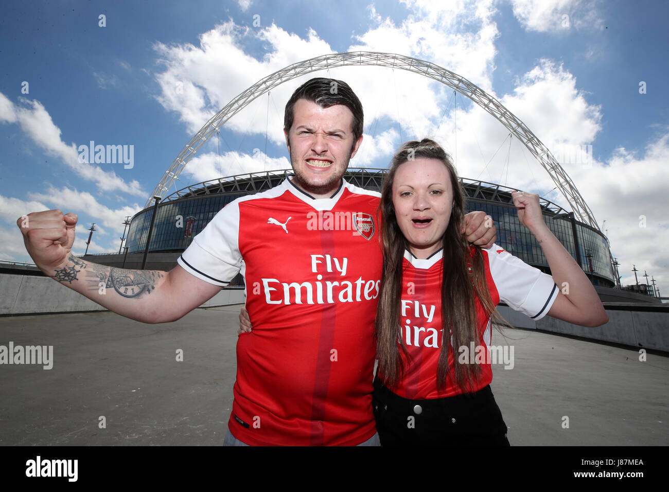 Arsenal-Fans Paul und Hayley von Leicester vor dem Stadion während der Emirate FA Cup-Finale im Wembley Stadium, London. Stockfoto