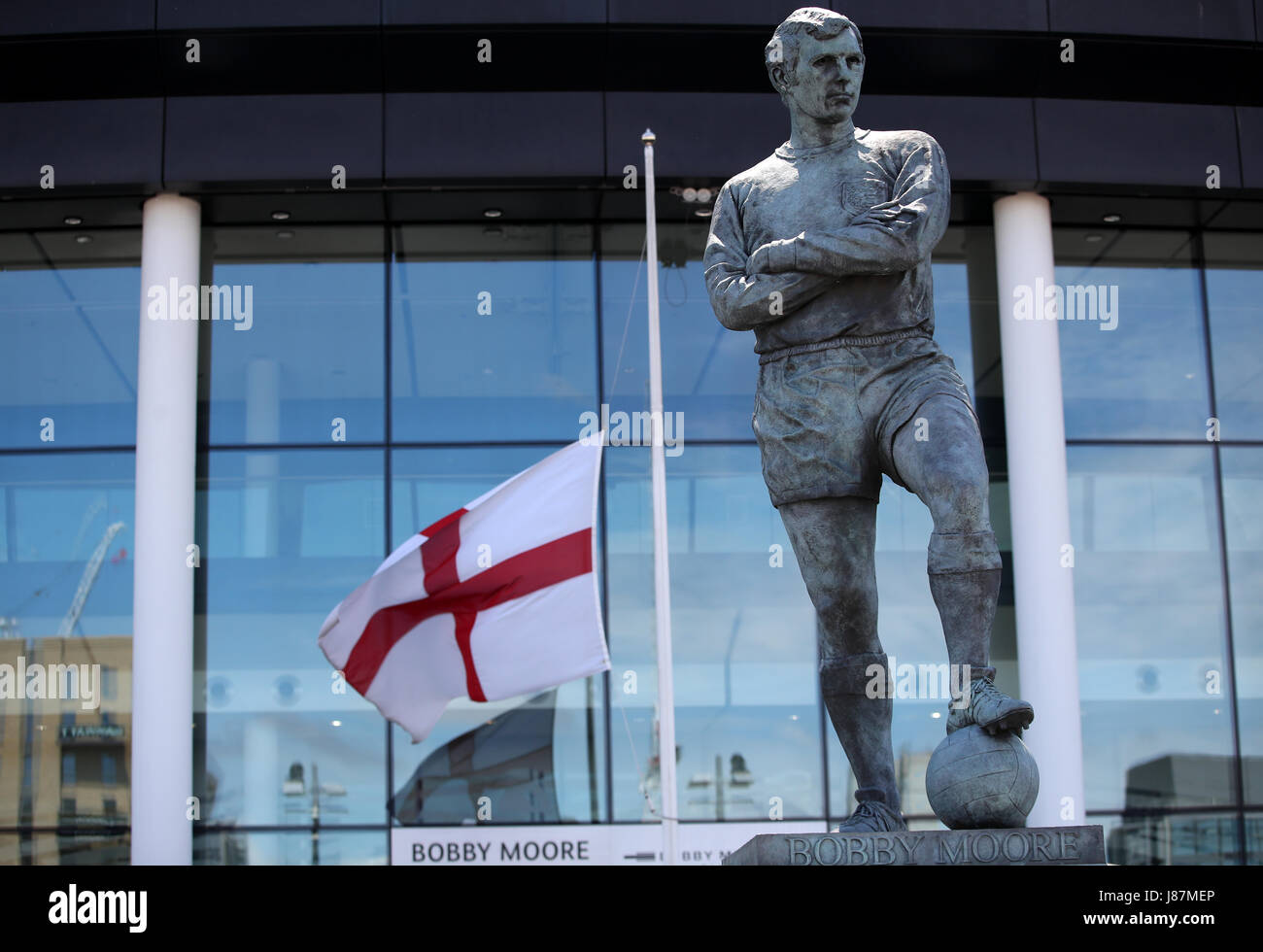 Einen Überblick über die Statue Bobby Moore, mit der Fahne auf Halbmast in Gedenken an die Opfer der Manchester Bombardierung, während die Emirate FA Cup-Finale im Wembley Stadium, London. Stockfoto