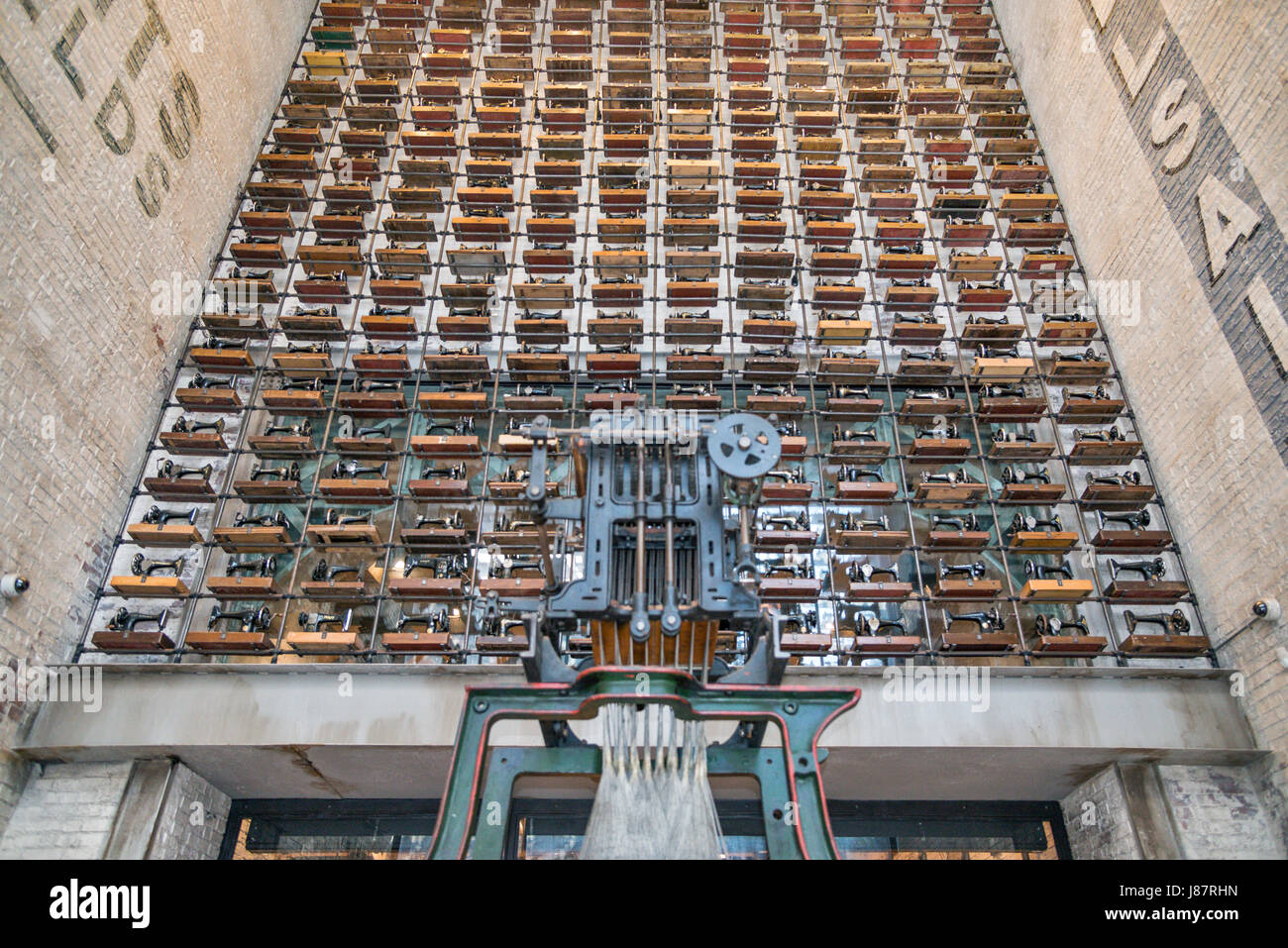Ausgefallene Dekoration mit Nähmaschinen auf Michigan Avenue Chicago USA Stockfoto