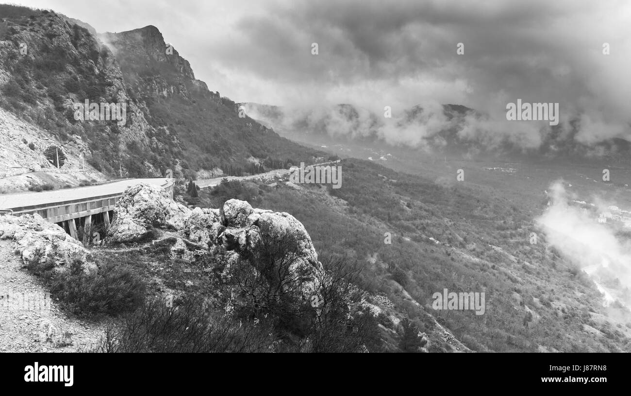Halbinsel Krim, Schwarzes Meer. Schwarze und weiße Küstenlandschaft Laspi District neblig trüben Frühlingstag Stockfoto