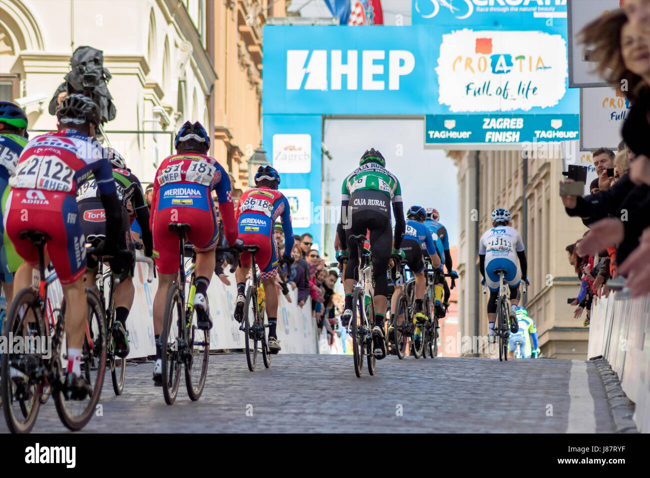 ZAGREB, Kroatien - 23. April 2017: Radrennen Tour Kroatien 2017. Radfahrer fahren die letzte Etappe in der Stadt Zagreb Stockfoto