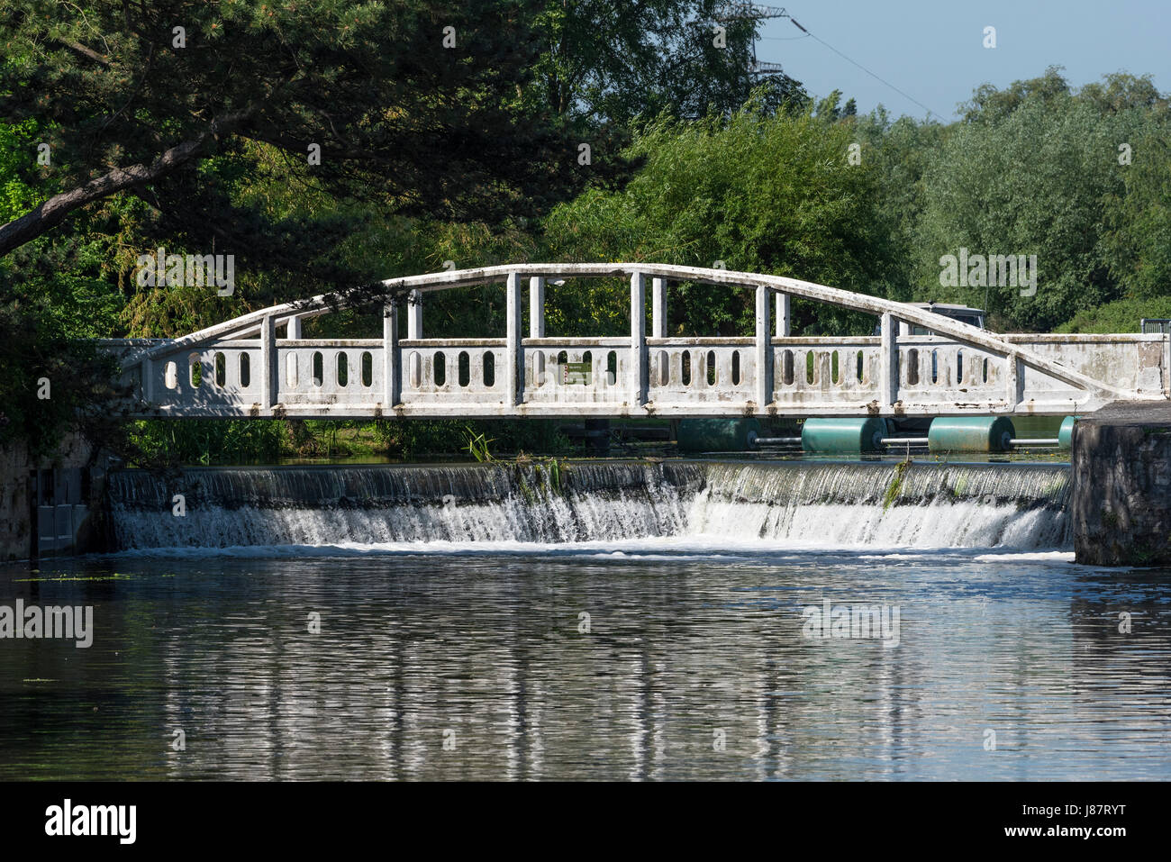 Fuß Brücke über Wehr am Fluss Cam Stockfoto