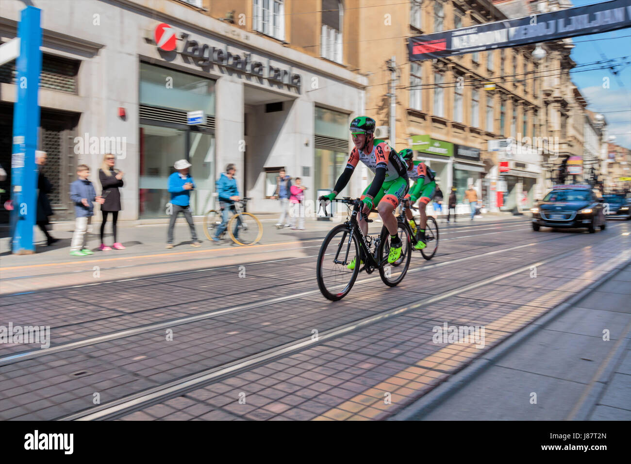 ZAGREB, Kroatien - 23. April 2017: Radrennen Tour Kroatien 2017. Radfahrer fahren die letzte Etappe in der Stadt Zagreb Stockfoto