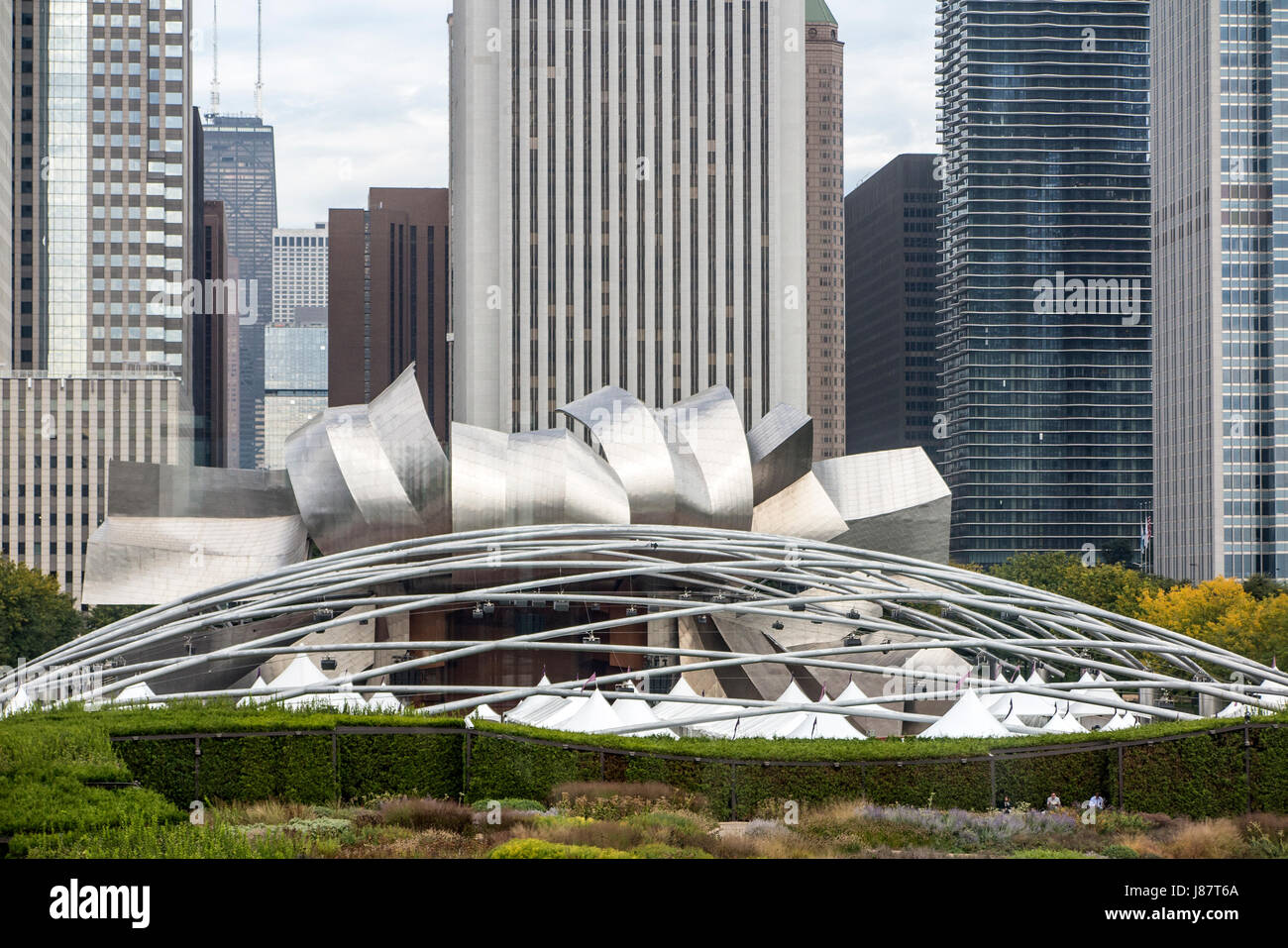 Malerische Aussicht auf moderne Architektur und Harris Auditorium Chicago USA Stockfoto