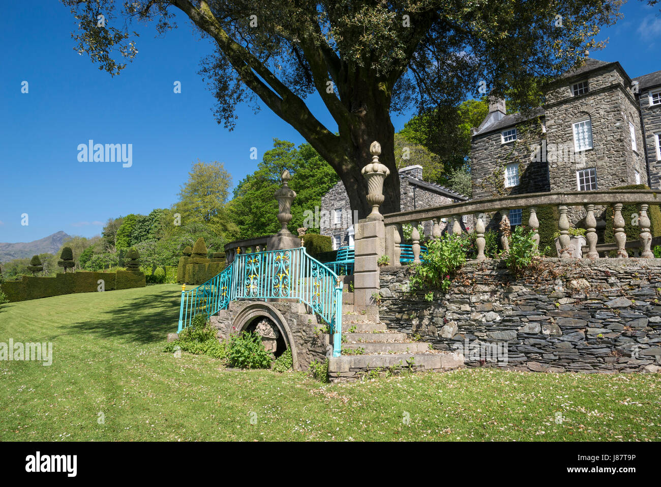 Plas Brondanw Gärten in der Nähe von Garreg, Nordwales. Ein schöner Garten von Clough Williams-Ellis erstellt. Stockfoto