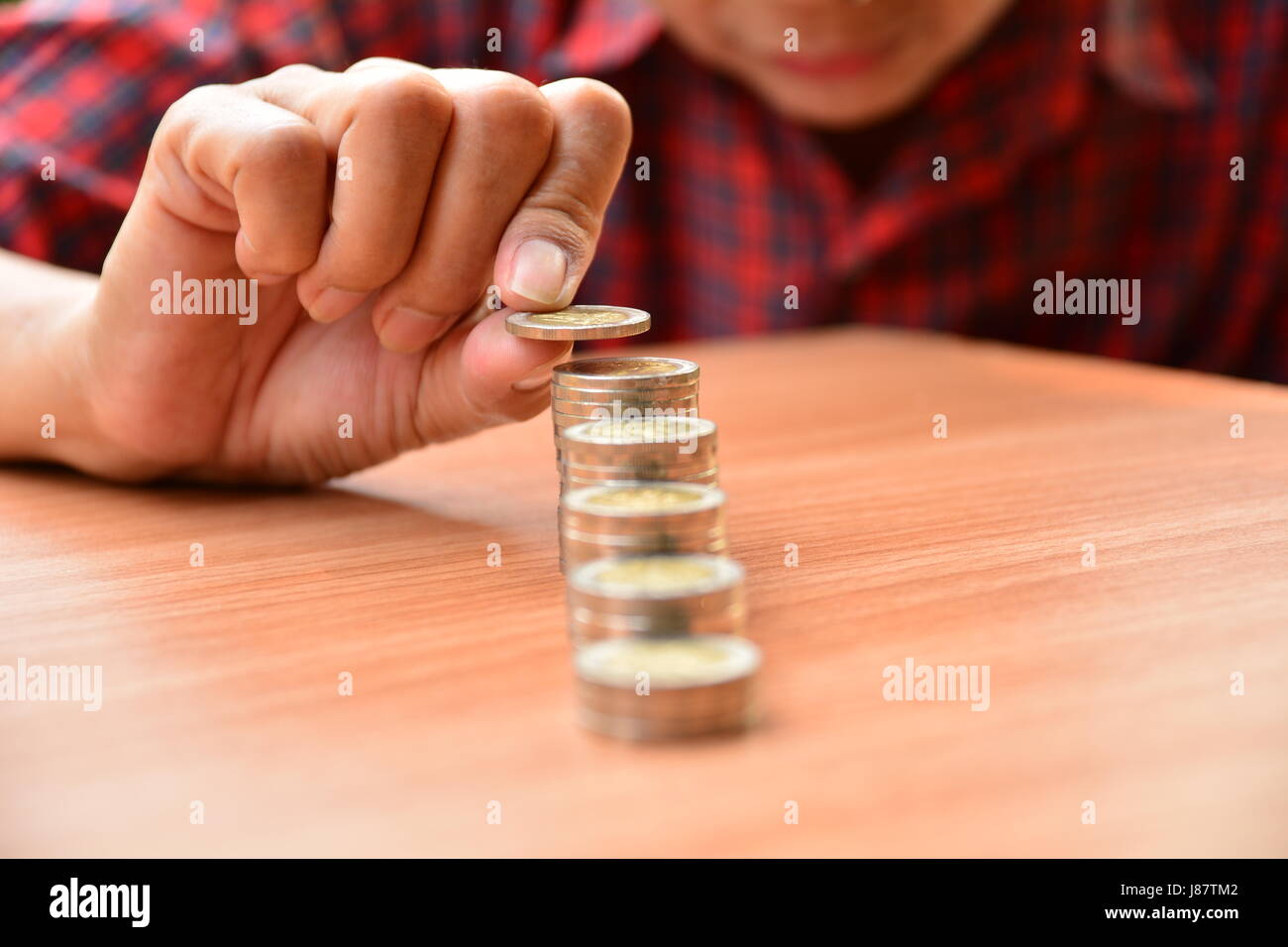 Spart Geld-Konzept und Hand setzen Geld Münze-Stack für Unternehmen wächst Stockfoto
