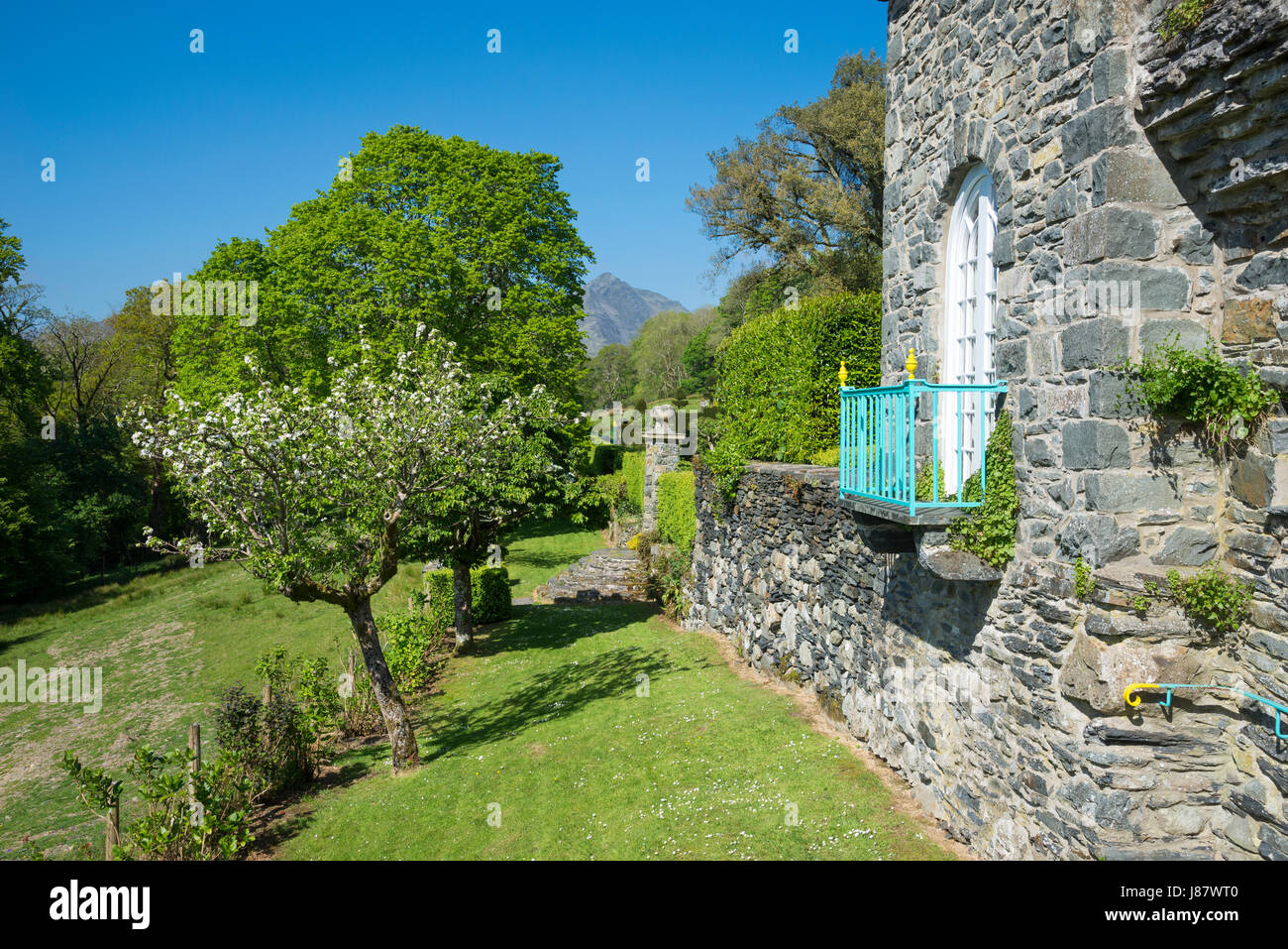 Orangerie und Ansichten bei Plas Brondanw Gardens in der Nähe von Garreg, Nordwales. Ein schöner Garten von Clough Williams-Ellis erstellt. Stockfoto