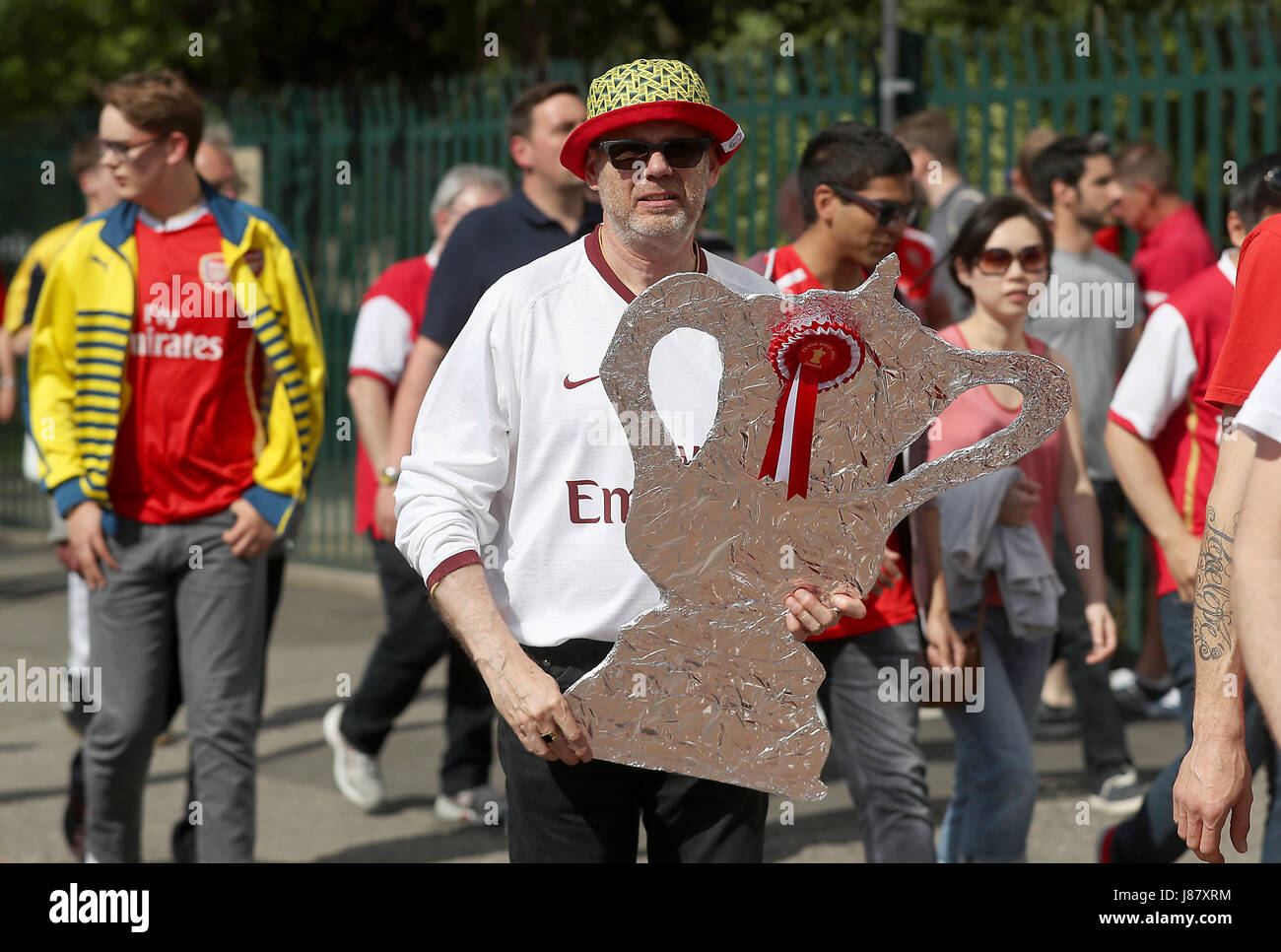 Ein Arsenal-Fan hält eine Folie FA Pokal während seinen Weg zum Stadion vor dem Emirates-FA-Cup-Finale im Wembley Stadium, London zu machen. Stockfoto